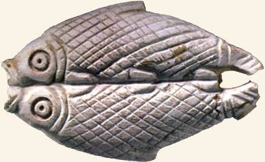 Doble pez. Piedra caliza, Uruk, Irak